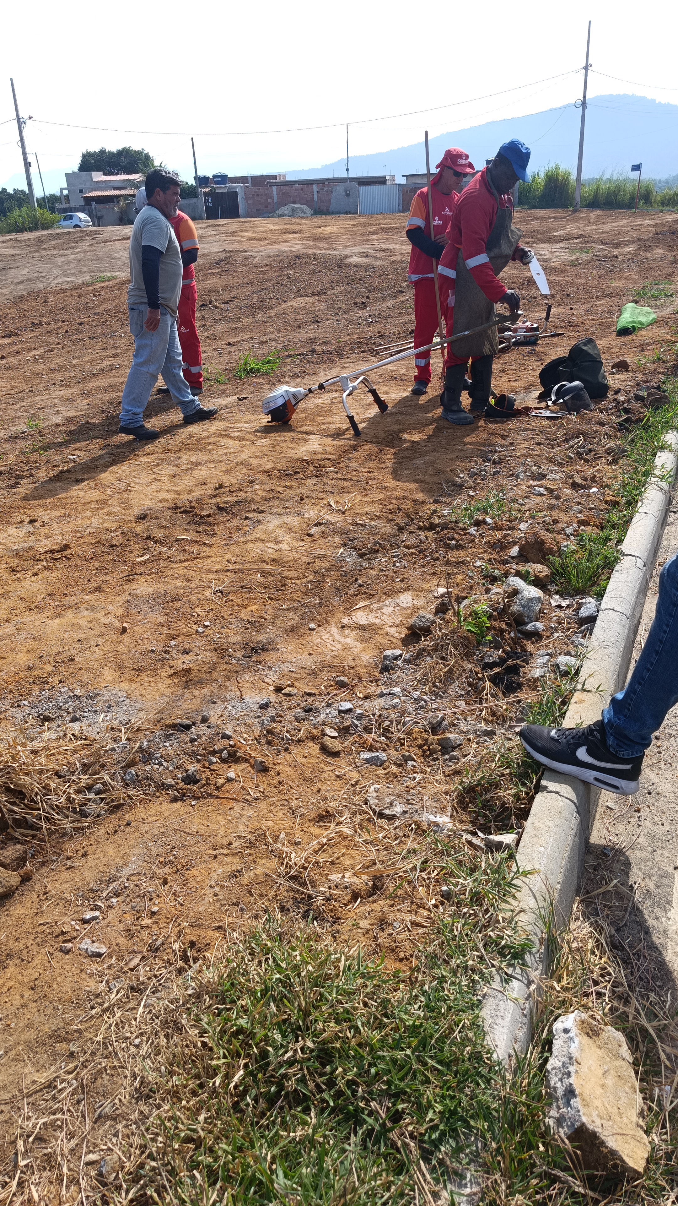​SOMAR e equipe de conservação realizam mutirão no Jardim Interlagos e Gâmboa